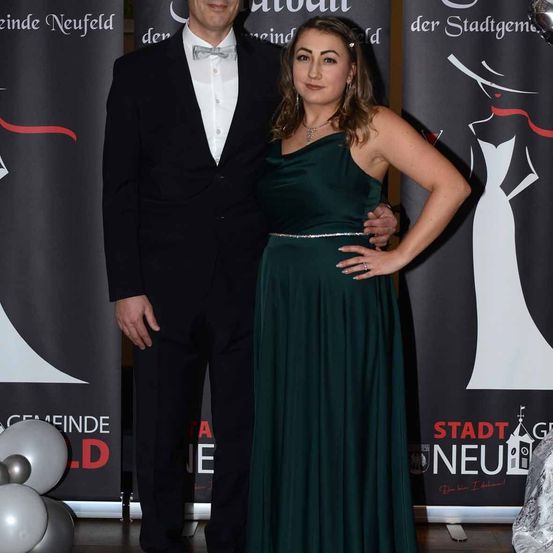 Bild enthält, Fashion, Adult, Female, Person, Woman, Formal Wear, Dress, Male, Man, Premiere