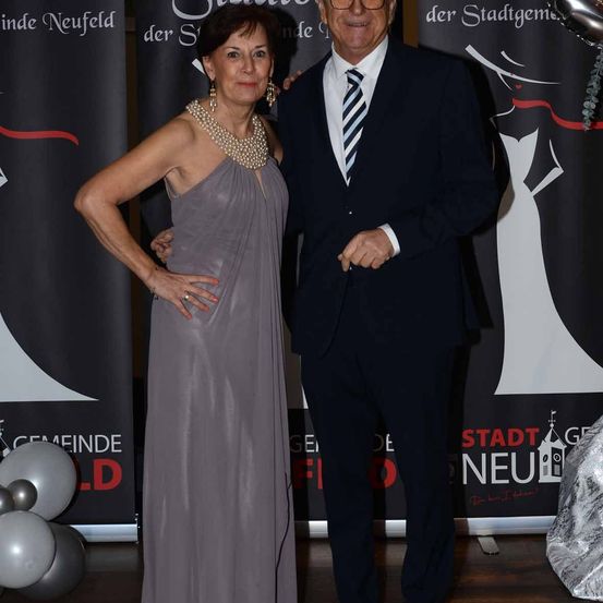 Bild enthält, Fashion, Formal Wear, Premiere, Adult, Male, Man, Person, Female, Woman, Dress