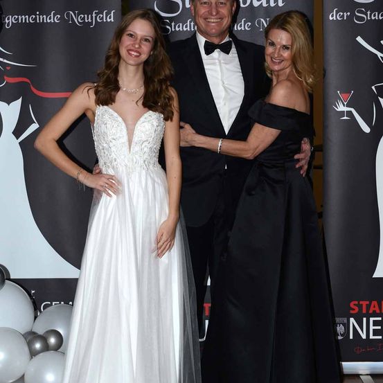 Bild enthält, Fashion, Dress, Formal Wear, Gown, Wedding Gown, People, Person, Tie, Face, Suit