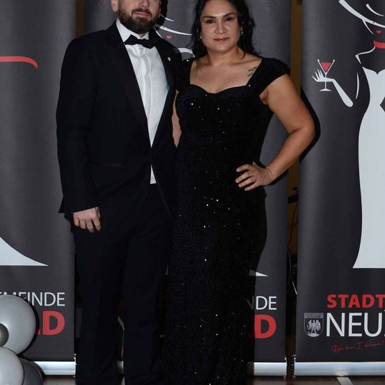 Bild enthält, Fashion, Adult, Female, Person, Woman, Formal Wear, Suit, Male, Man, Face