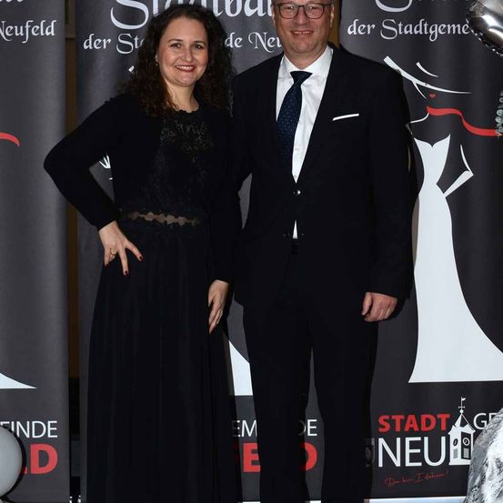 Bild enthält, Fashion, Adult, Female, Person, Woman, Formal Wear, Suit, Premiere, Face, Coat