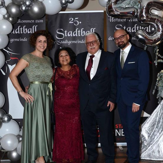 Bild enthält, People, Person, Fashion, Adult, Female, Woman, Suit, Male, Man, Dress