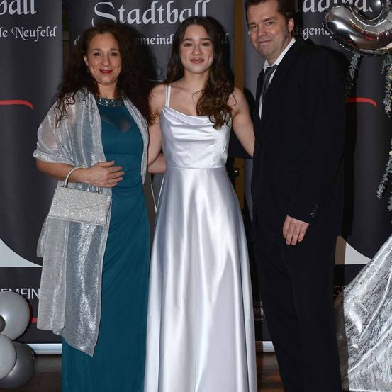 Bild enthält, Fashion, Dress, Formal Wear, Adult, Female, Person, Woman, Male, Man, Evening Dress