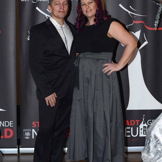 Bild enthält, Fashion, Adult, Female, Person, Woman, Formal Wear, Male, Man, Suit, Dress