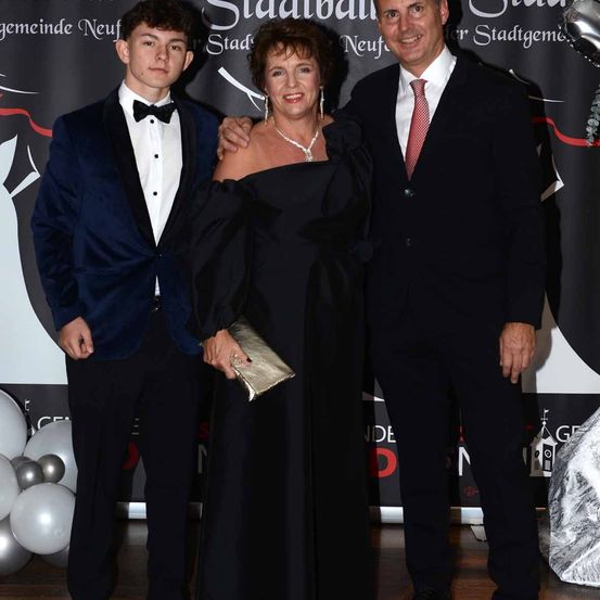 Bild enthält, Fashion, People, Person, Formal Wear, Suit, Adult, Male, Man, Face, Wallet