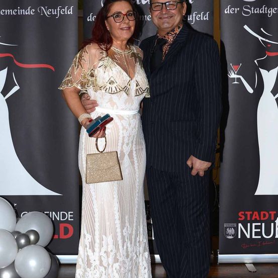 Bild enthält, Fashion, Adult, Male, Man, Person, Face, Glasses, Handbag, Female, Woman