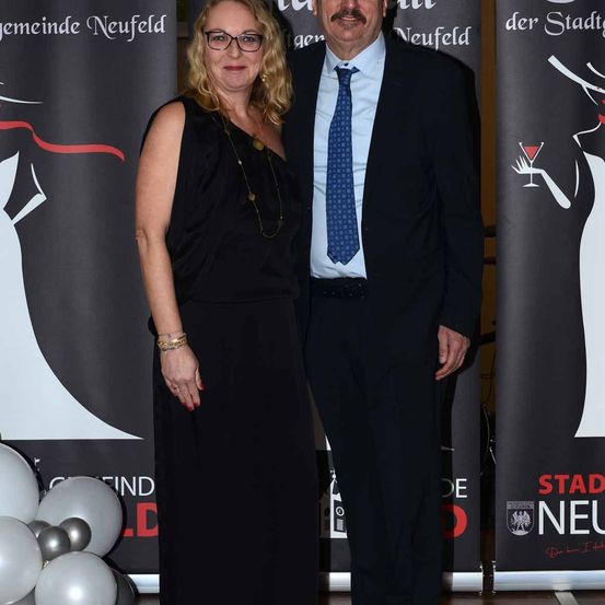 Bild enthält, Fashion, Adult, Female, Person, Woman, People, Formal Wear, Suit, Balloon, Coat