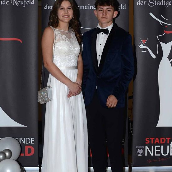 Bild enthält, Fashion, Formal Wear, Suit, Adult, Male, Man, Person, Dress, Bride, Woman