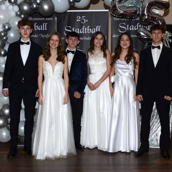 Bild enthält, People, Person, Formal Wear, Suit, Groupshot, Dress, Balloon, Wedding Gown, Bride, Woman