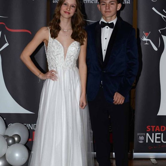 Bild enthält, Fashion, Formal Wear, Dress, Gown, Wedding Gown, Adult, Male, Man, Person, Suit