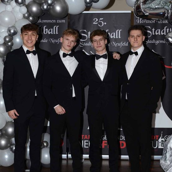 Bild enthält, Formal Wear, Suit, People, Person, Fashion, Tie, Tuxedo, Adult, Male, Man