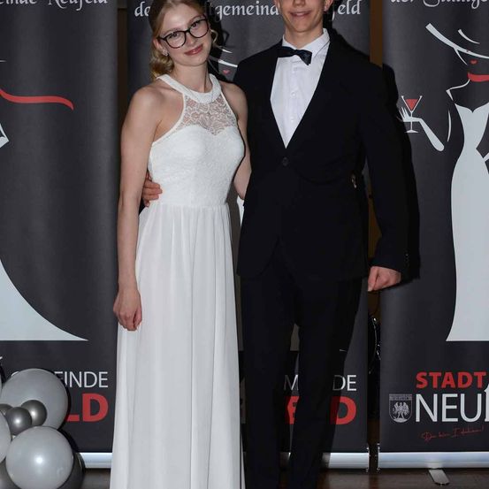 Bild enthält, Fashion, Formal Wear, Suit, Adult, Bride, Female, Person, Woman, Dress, Face