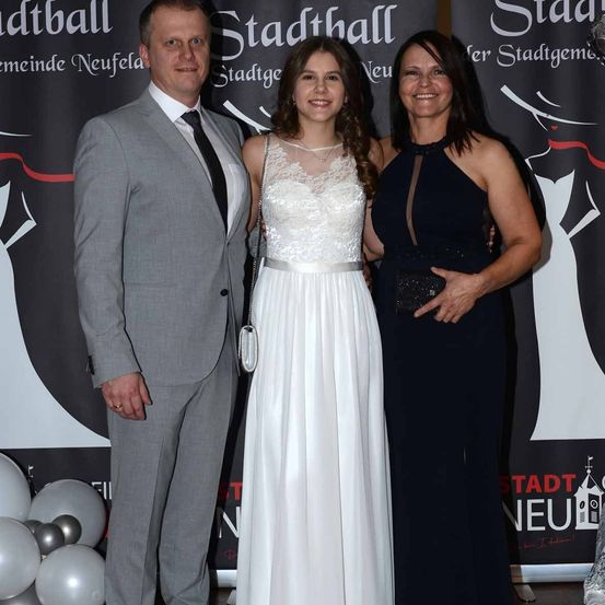 Bild enthält, Fashion, Adult, Female, Person, Woman, Bride, Dress, Suit, People, Face