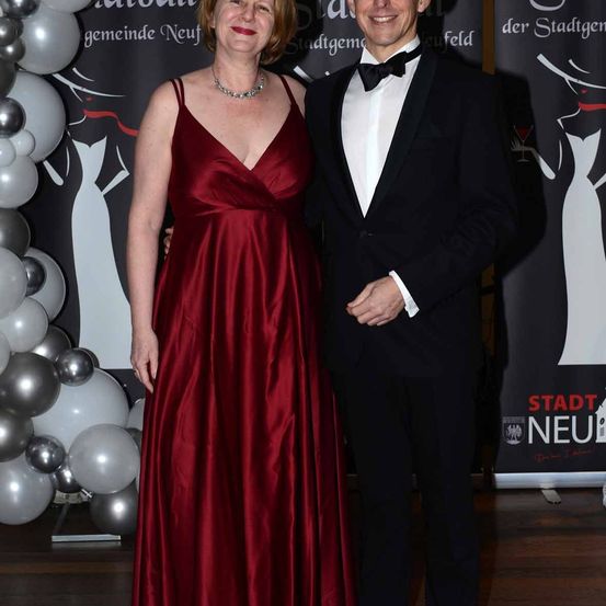 Bild enthält, Fashion, Adult, Female, Person, Woman, Lady, Male, Man, Formal Wear, Dress