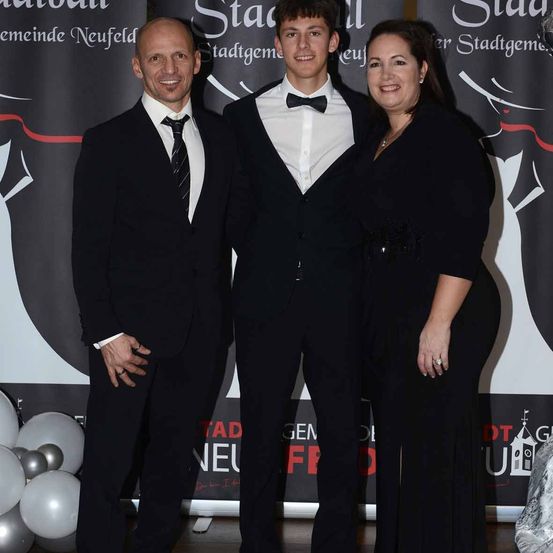 Bild enthält, Fashion, Formal Wear, Suit, People, Person, Adult, Female, Woman, Tuxedo, Face