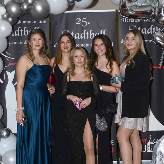 Bild enthält, Adult, Female, Person, Woman, Dress, People, Necklace, Groupshot, Face, Fashion