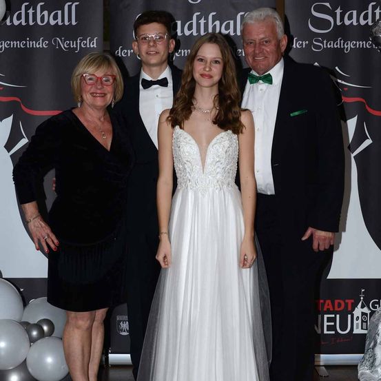 Bild enthält, Fashion, Clothing, Dress, Formal Wear, Suit, Wedding Gown, Person, Face, Head, People