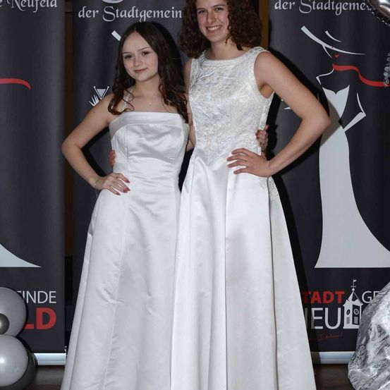 Bild enthält, Fashion, Dress, Formal Wear, Gown, Wedding Gown, Adult, Bride, Female, Person, Woman