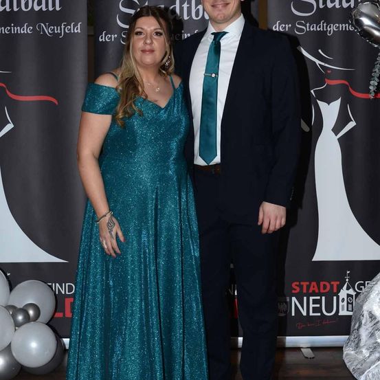 Bild enthält, Fashion, Adult, Female, Person, Woman, Male, Man, Formal Wear, Dress, Tie