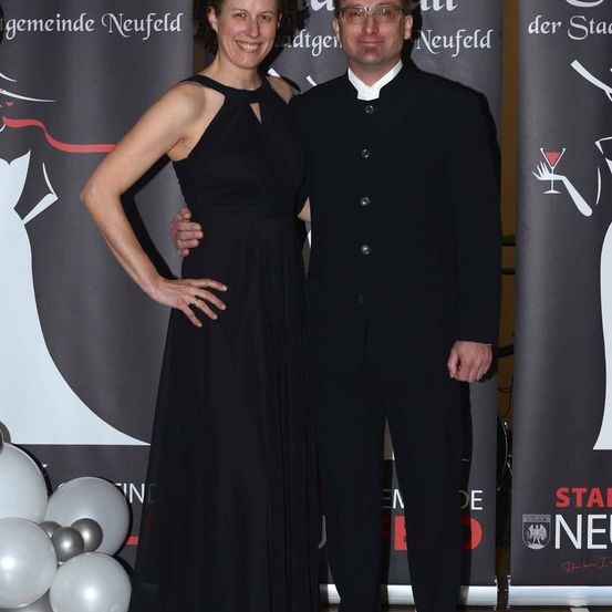 Bild enthält, Fashion, Adult, Female, Person, Woman, Formal Wear, Dress, Coat, Male, Man