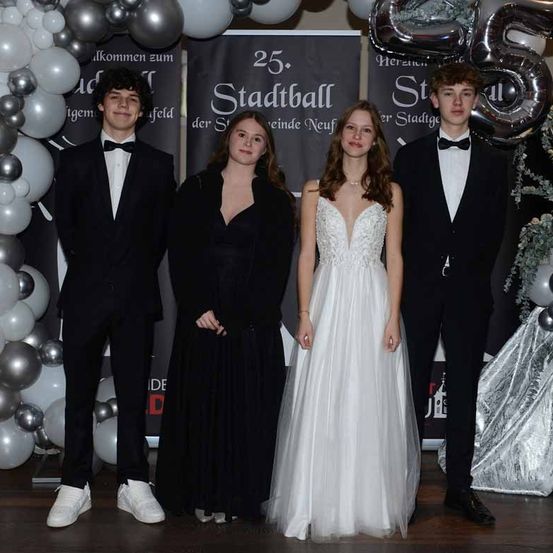 Bild enthält, Adult, Female, Person, Woman, People, Dress, Formal Wear, Suit, Fashion, Wedding Gown