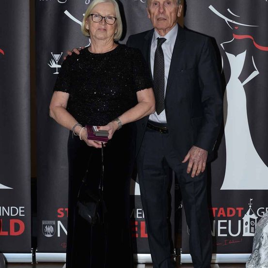 Bild enthält, Fashion, Adult, Male, Man, Person, Suit, Face, Lady, People, Coat