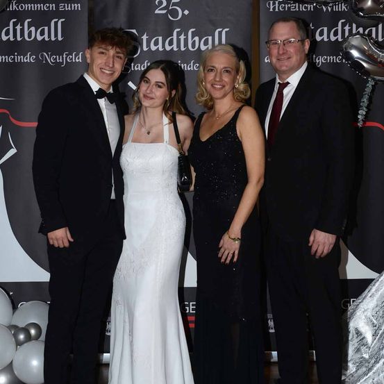 Bild enthält, Fashion, Formal Wear, Suit, Dress, People, Person, Adult, Female, Woman, Bride