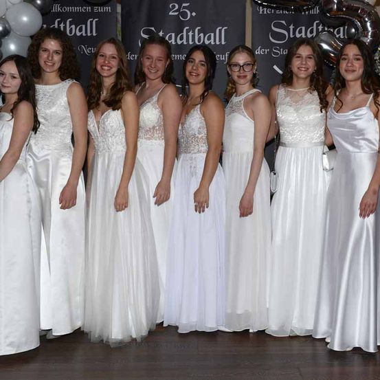 Bild enthält, Dress, Fashion, Formal Wear, Wedding Gown, Adult, Bride, Female, Person, Woman, People