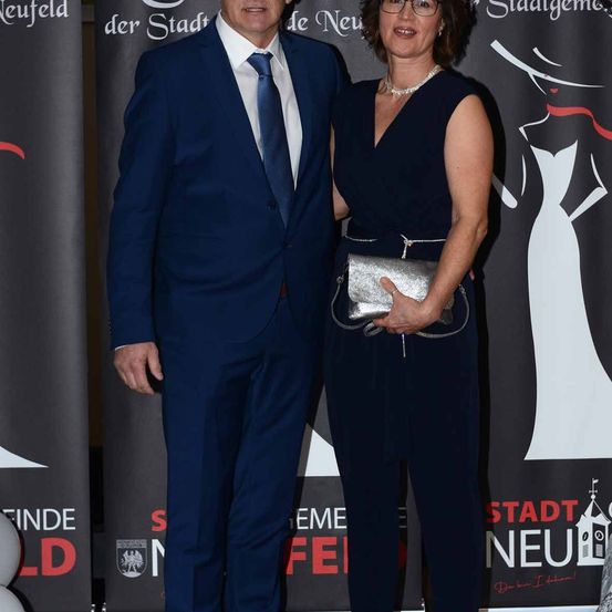 Bild enthält, Fashion, Adult, Female, Person, Woman, Formal Wear, Suit, Shoe, Face, Wallet