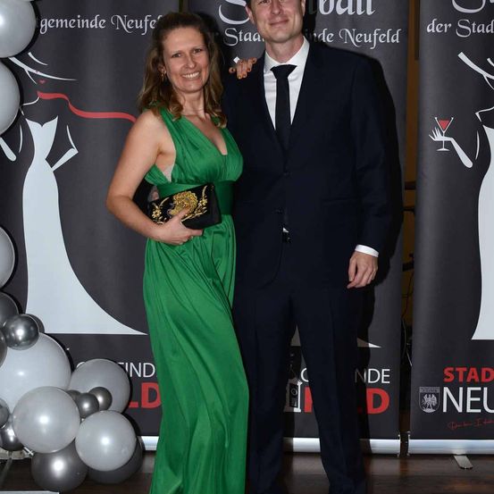 Bild enthält, Fashion, Adult, Female, Person, Woman, Formal Wear, Dress, Male, Man, Suit