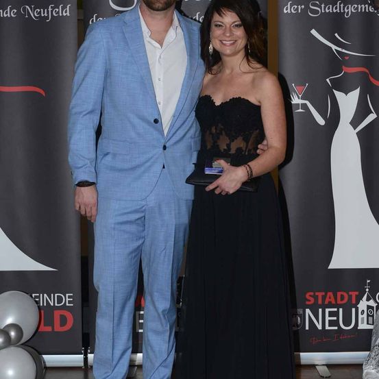 Bild enthält, Fashion, Adult, Female, Person, Woman, Male, Man, Premiere, Face, Coat