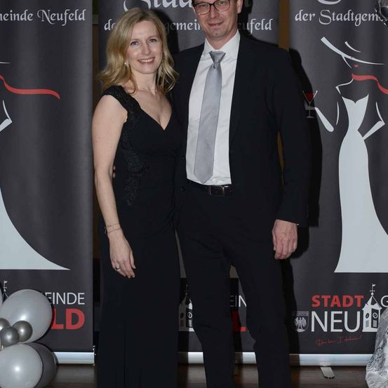 Bild enthält, Fashion, Adult, Female, Person, Woman, Male, Man, Formal Wear, Suit, Coat