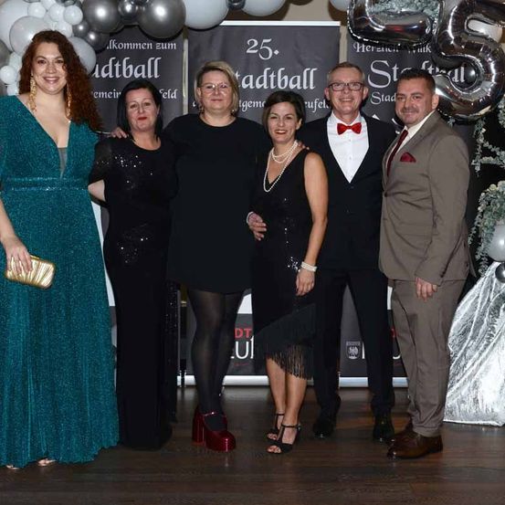 Bild enthält, People, Person, Adult, Female, Woman, Dress, Formal Wear, Fashion, Suit, Balloon