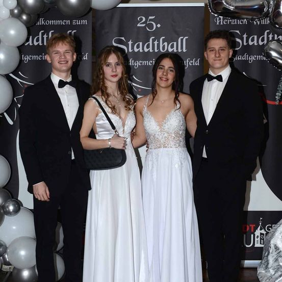 Bild enthält, People, Person, Fashion, Formal Wear, Suit, Adult, Female, Woman, Dress, Bride