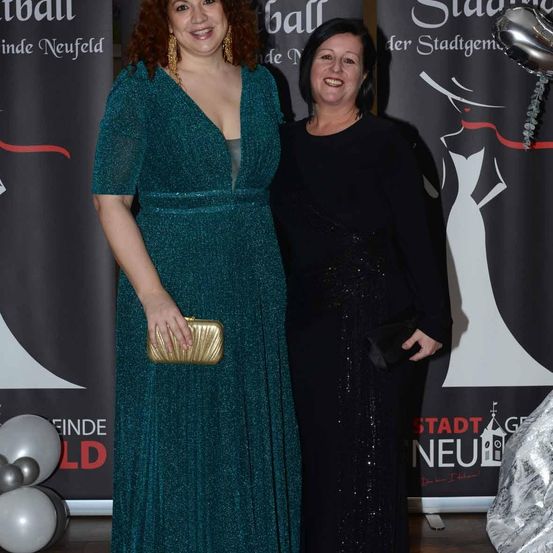 Bild enthält, Fashion, Adult, Female, Person, Woman, Dress, Formal Wear, Wallet, Face, Evening Dress