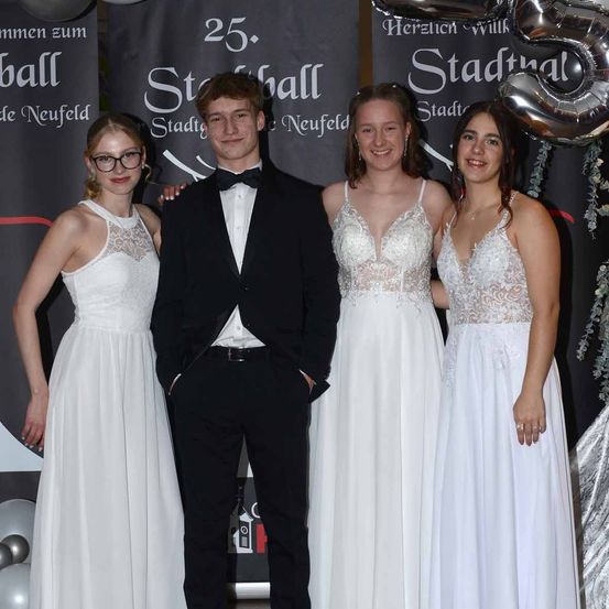 Bild enthält, Fashion, Dress, People, Person, Formal Wear, Wedding Gown, Adult, Male, Man, Bride