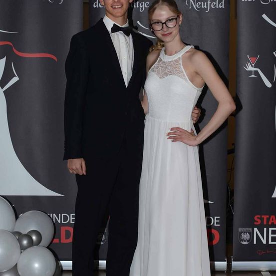 Bild enthält, Fashion, Formal Wear, Suit, Adult, Bride, Female, Person, Woman, Dress, Tuxedo