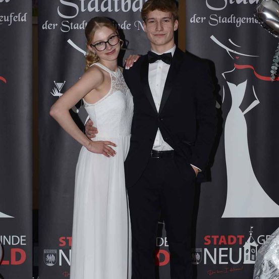 Bild enthält, Fashion, Formal Wear, Suit, Person, Tuxedo, Adult, Bride, Female, Woman, Dress