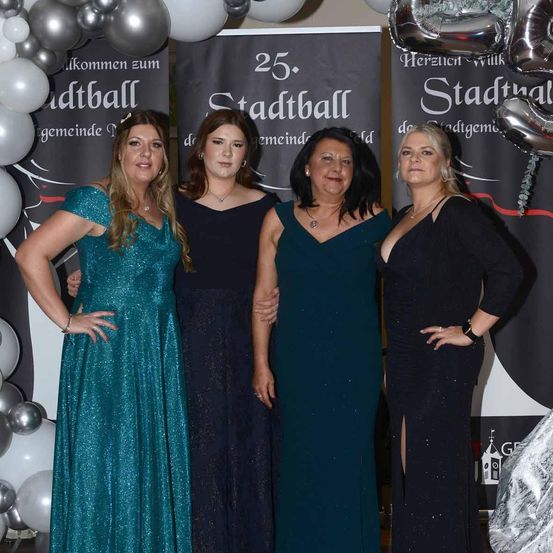 Bild enthält, Dress, Adult, Female, Person, Woman, Fashion, Evening Dress, Formal Wear, People, Groupshot