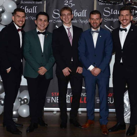 Bild enthält, People, Person, Formal Wear, Suit, Groupshot, Fashion, Adult, Male, Man, Tie