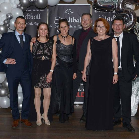 Bild enthält, People, Person, Adult, Female, Woman, Balloon, Groupshot, Fashion, Formal Wear, Suit