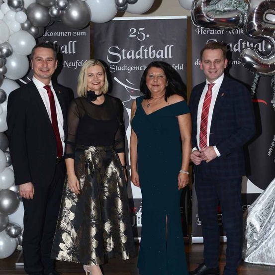 Bild enthält, Adult, Female, Person, Woman, People, Groupshot, Fashion, Male, Man, Suit