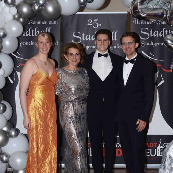 Bild enthält, Fashion, Adult, Male, Man, Person, Formal Wear, Suit, Bride, Female, Woman