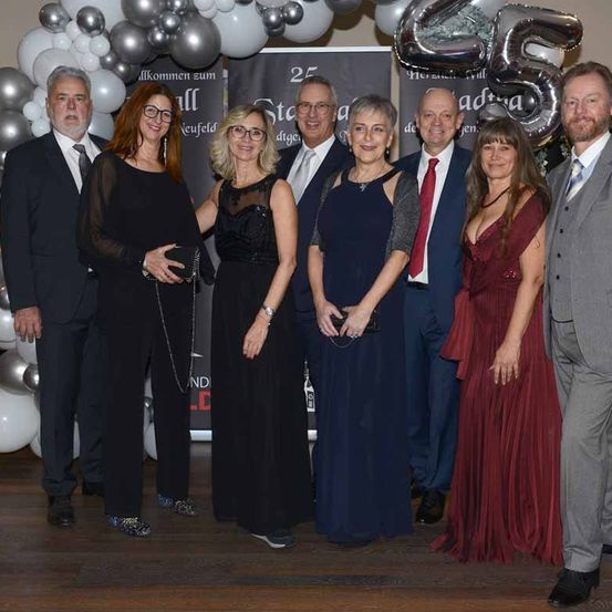 Bild enthält, People, Person, Dress, Formal Wear, Groupshot, Fashion, Adult, Female, Woman, Man