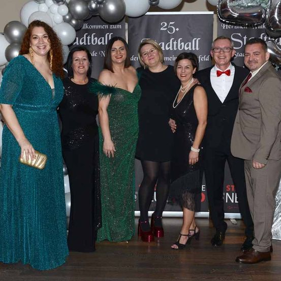 Bild enthält, Dress, Formal Wear, Adult, Female, Person, Woman, People, Evening Dress, Suit, Balloon