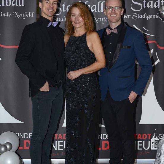 Bild enthält, Fashion, Adult, Female, Person, Woman, Male, Man, Coat, Tie, Face