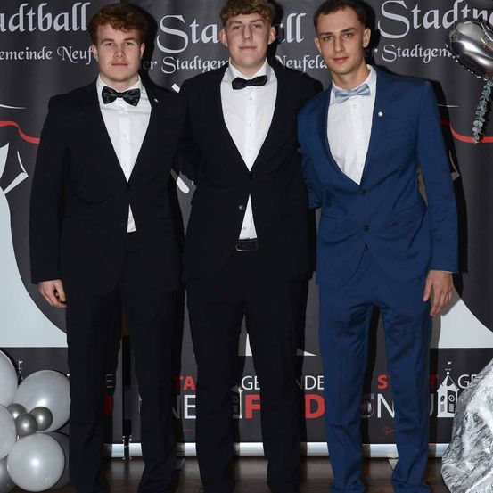 Bild enthält, Formal Wear, Suit, People, Person, Fashion, Adult, Male, Man, Coat, Groupshot