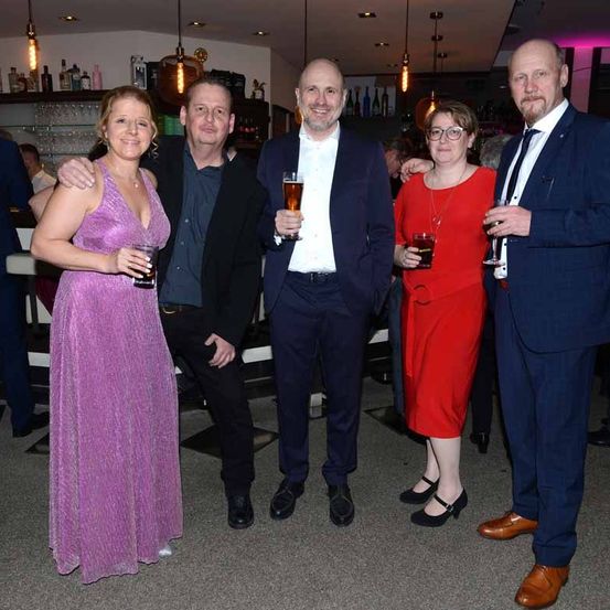 Bild enthält, Formal Wear, Suit, Blazer, Coat, Jacket, Dress, Fashion, Pants, Person, Man