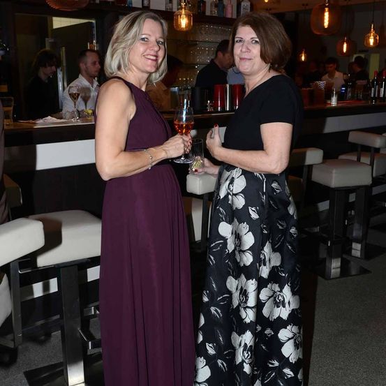 Bild enthält, Dress, Dining Room, Dining Table, Pub, Adult, Female, Person, Woman, Formal Wear, Man