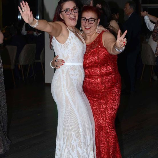 Bild enthält, Dress, Formal Wear, Fashion, Gown, Evening Dress, Wedding Gown, Person, Photobombing, Suit, Finger